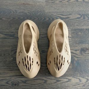 Yeezy Foam Runnr in Ochre